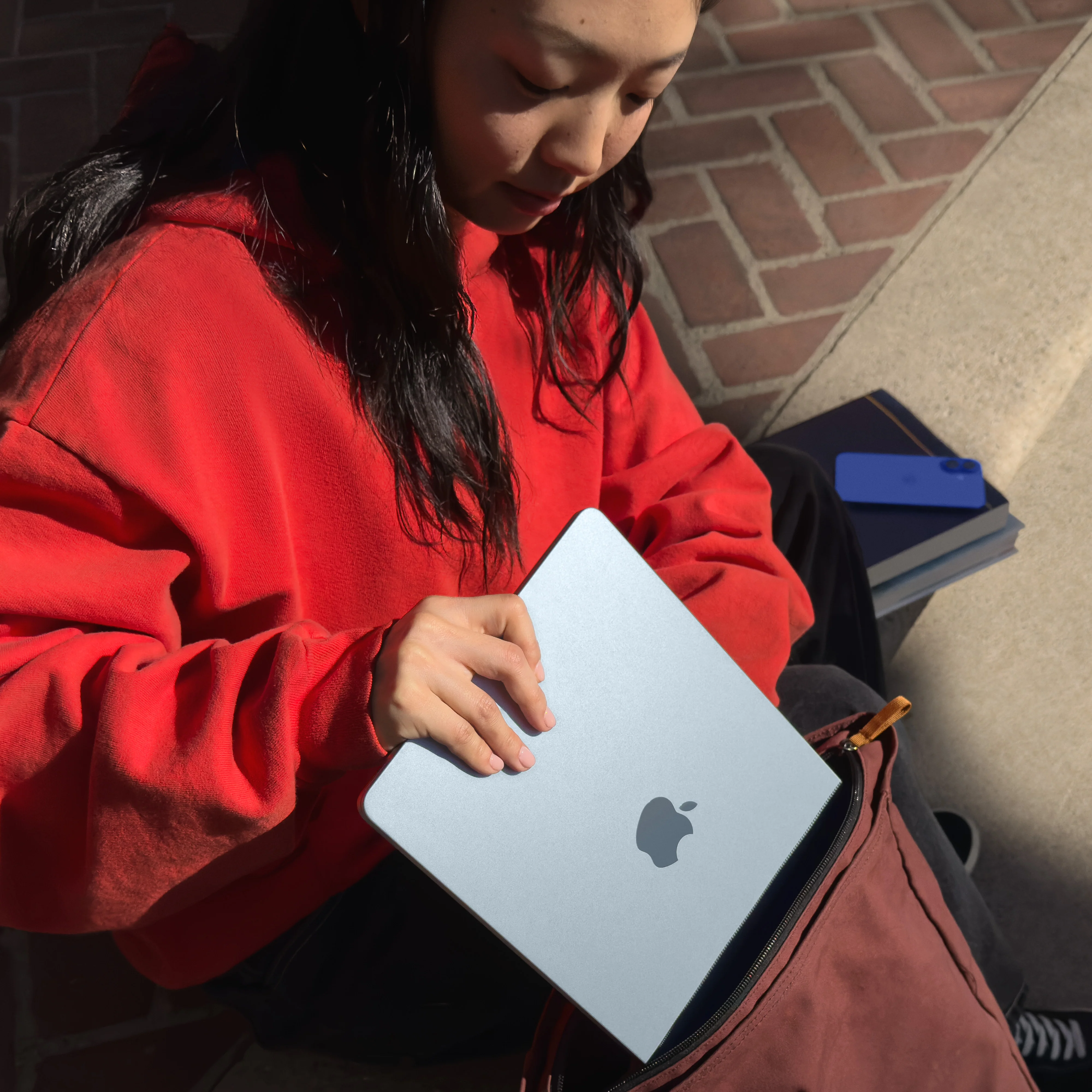 13-inch MacBook Air: Apple M4 chip with 10-core CPU and 8-core GPU, 256GB SSD - Silver - Image 8